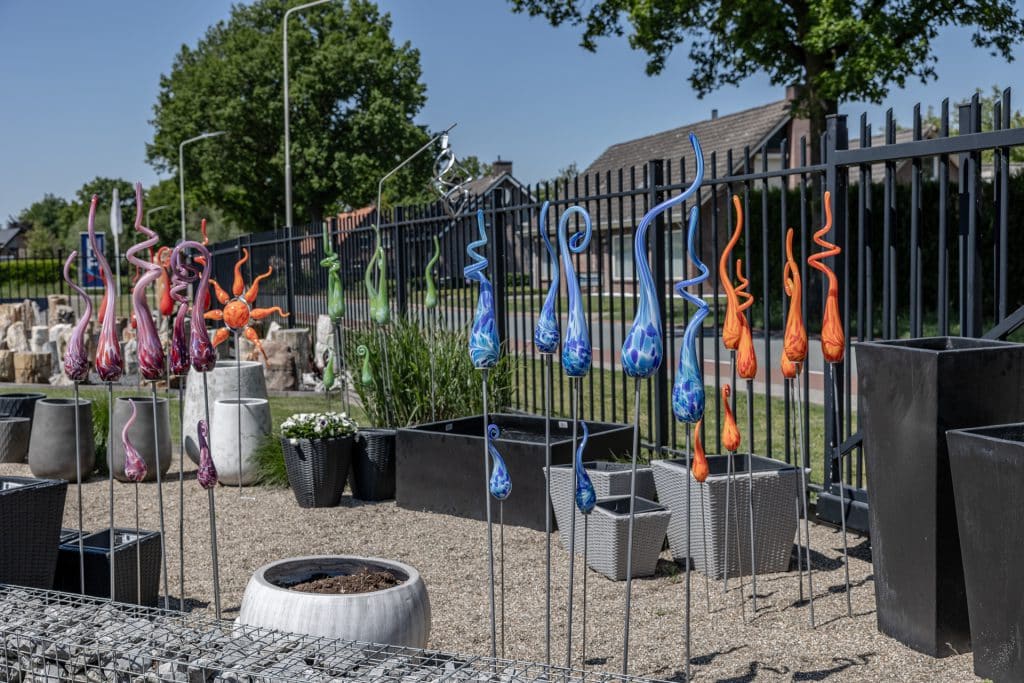 Kleurrijke glasdruppels op steel