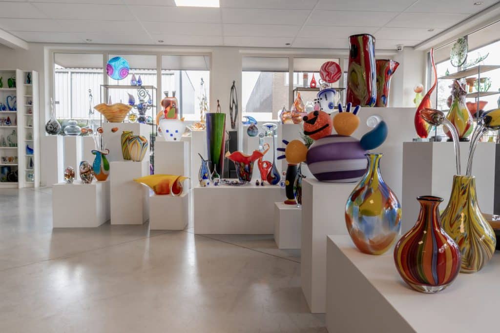 Ausstellungsraum mit farbliche Glasskulpturen