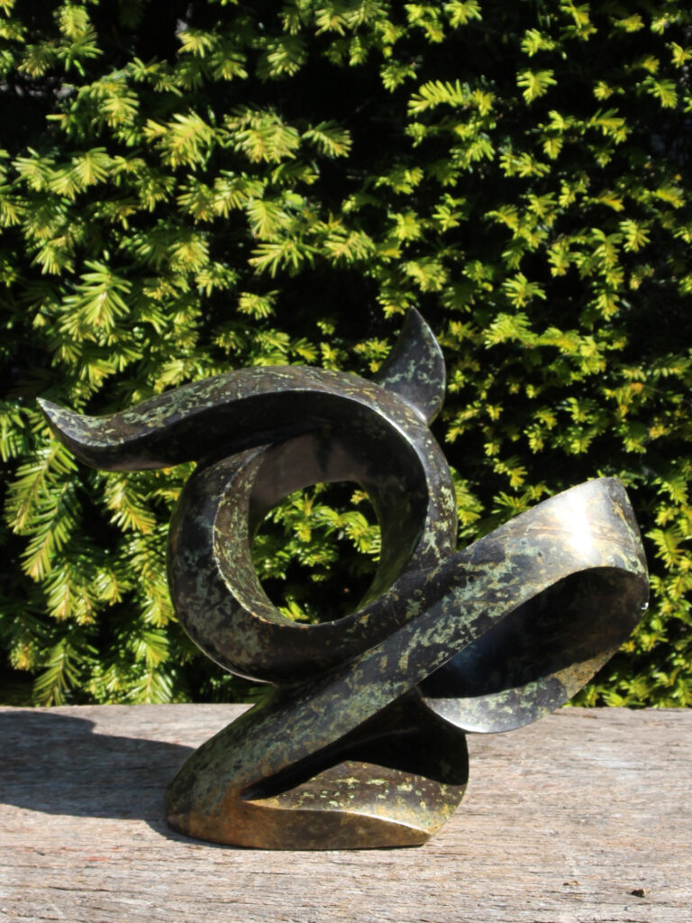 Naturstein Skulptur Blowing, 45 cm