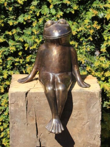 Sitzender Frosch aus Bronze, Füße gekreuzt
