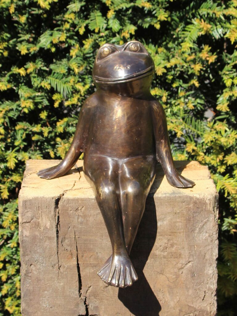 Sitzender Frosch aus Bronze, Füße gekreuzt