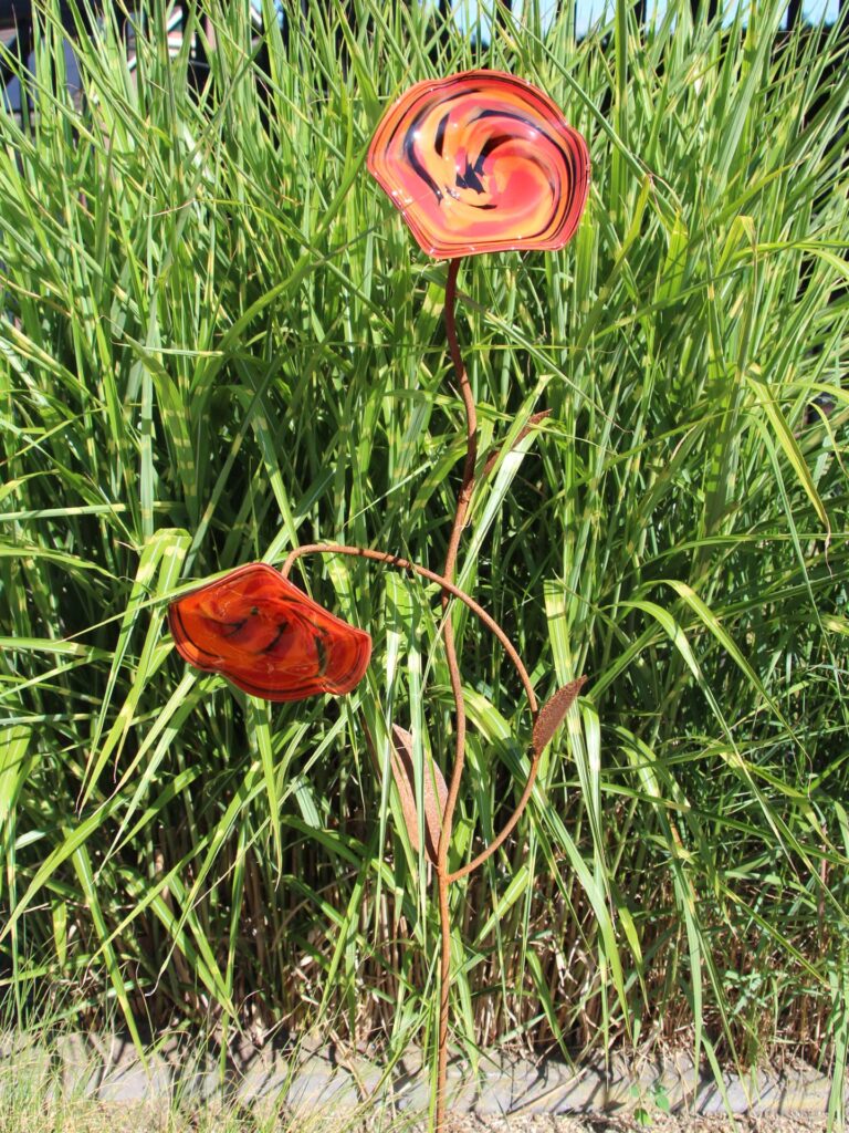 Gartenstecker aus Glas mit 2 lavafarbenen Blüme auf rostfarbenem Stiel