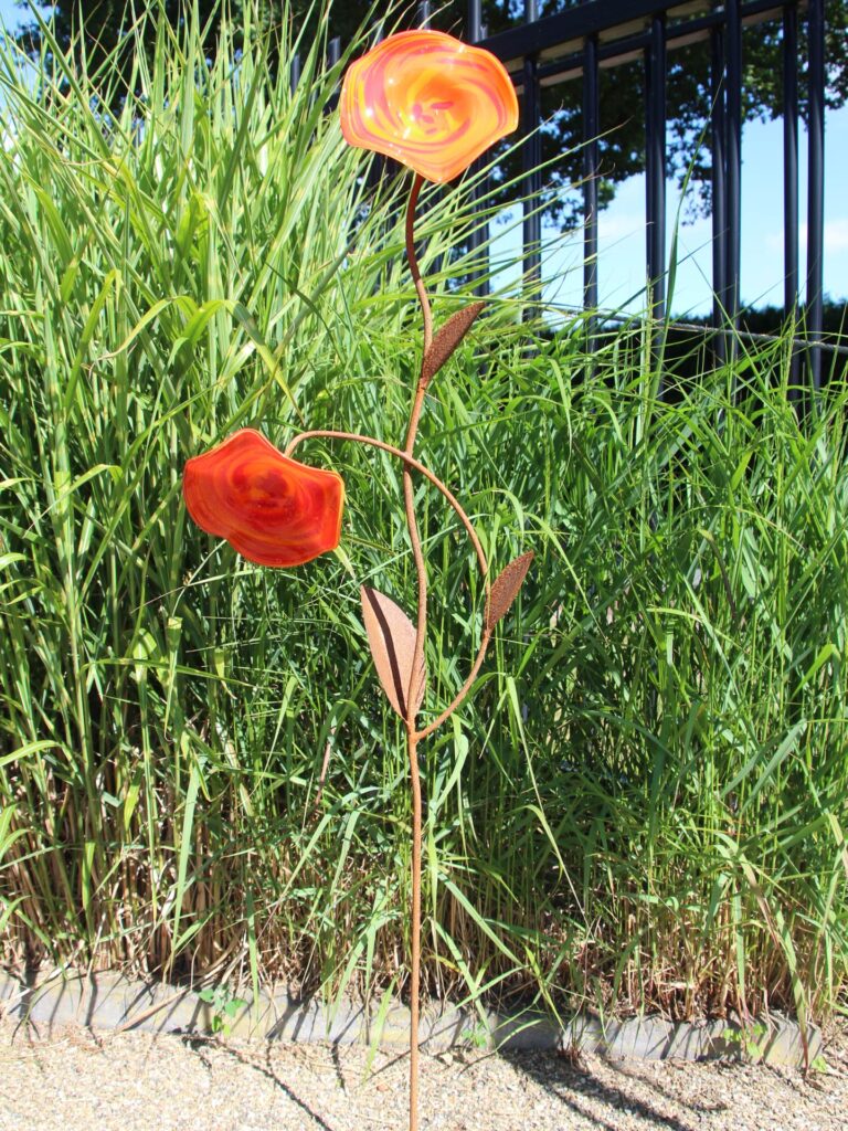 Gartenstecker aus Glas mit 2 rotfarbenen Blüme auf rostfarbenem Stiel