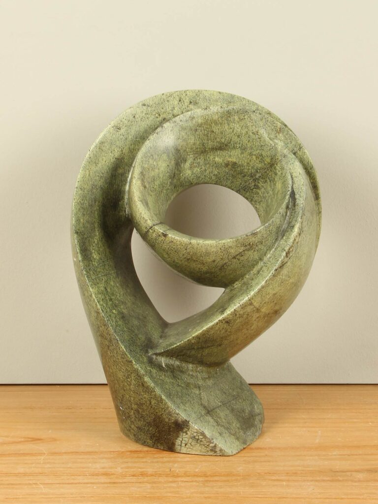 Skulptur Looking up, cheetah jade, 28 cm
