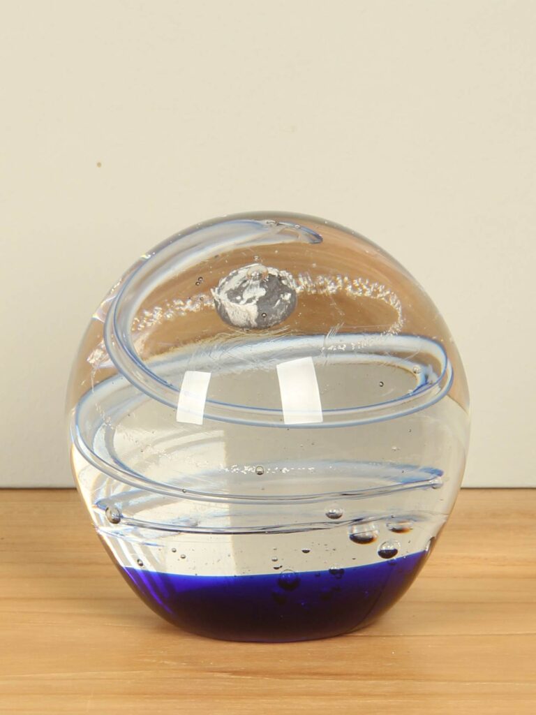 Glas-Briefbeschwerer Spirale blau/weiß Ø 11 cm