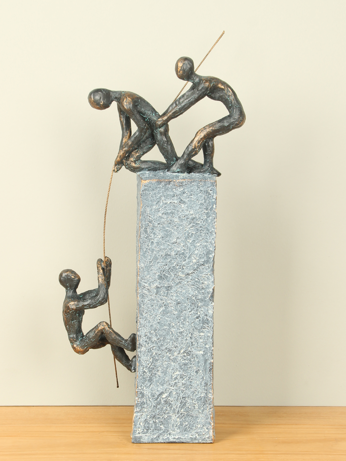 Figur in Bronzeoptik Einander vertrauen, 45 cm