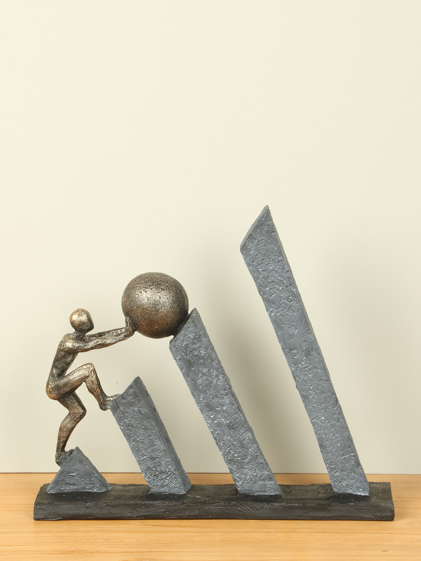 Figur in Bronzeoptik Beharrlichkeit, 28 cm